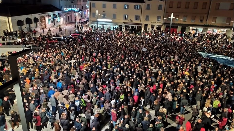 Sardine A Monfalcone Migliaia In Piazza Con Lo Slogan Il Fvg Si Slega